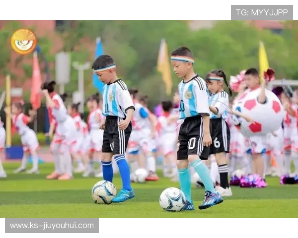 在大海的浪潮声中追逐绿茵梦想让足球与配乐共鸣出激情旋律 在大海的浪潮声中追逐绿茵梦想让足球与配乐共鸣出激情旋律